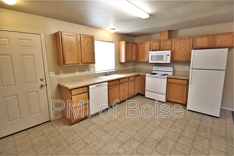 3 bed, 1.5 bath, 1215 sqft, $1,295 — Photo 3