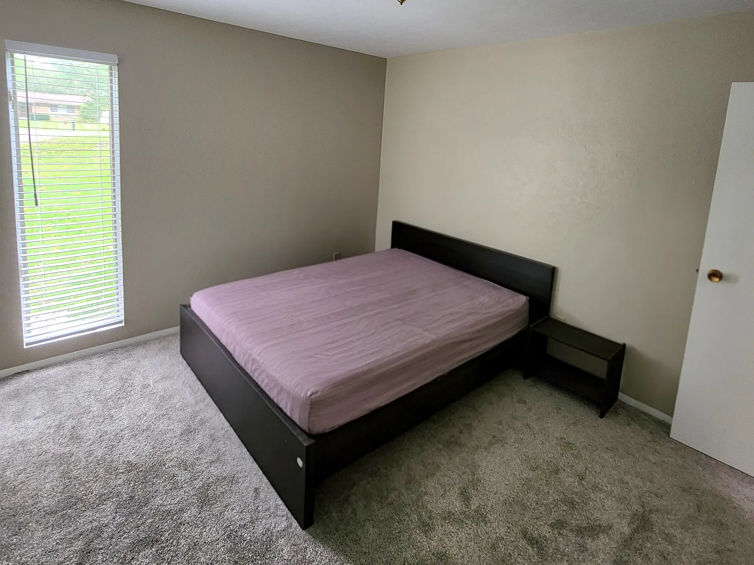 Spacious 3-Bedroom Home Near Notre Dame Cul-de-Sac Living — Photo 3