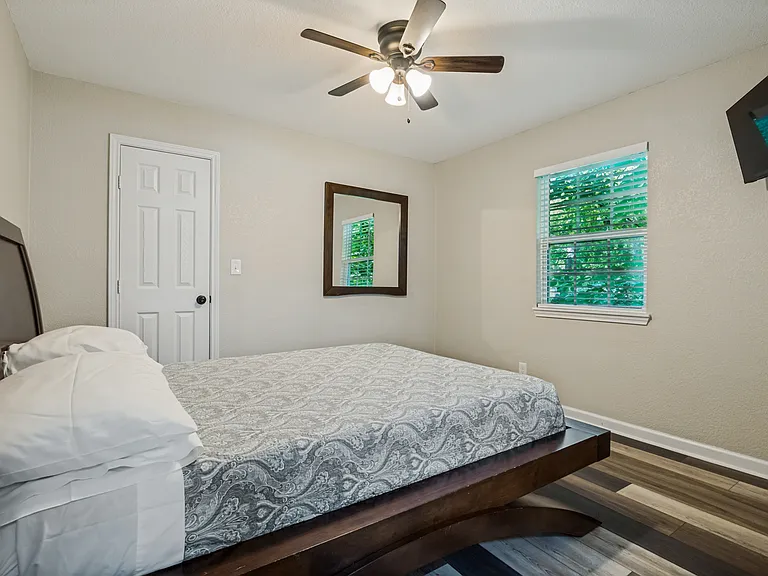 2214 Pine St — Photo 2