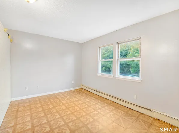 132 Locust St #6, Waterbury, CT 06704