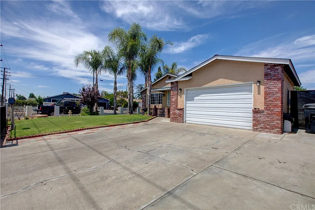 2313 Olive Ave photo 1