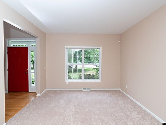4th image of 9 Emerald Ln
