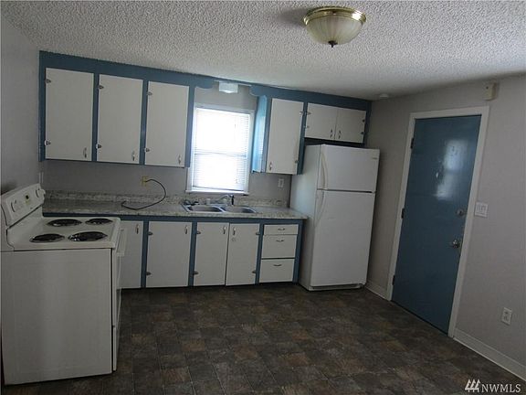 3rd image of 738 N Grape Dr
