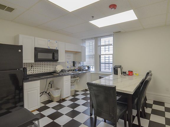 5th image of 230 Thayer St #11117401