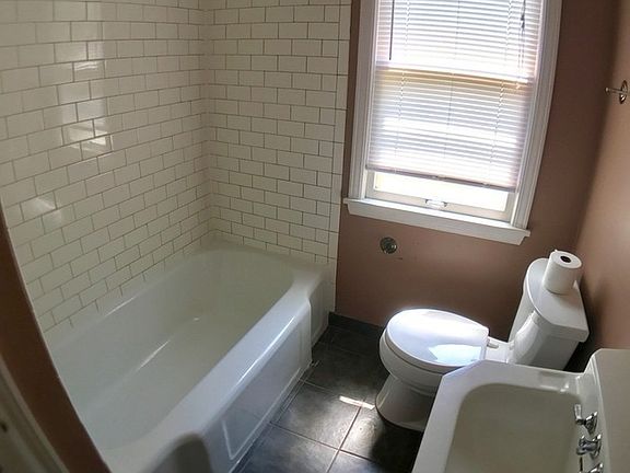 3rd image of 8535 Hawthorne Ave