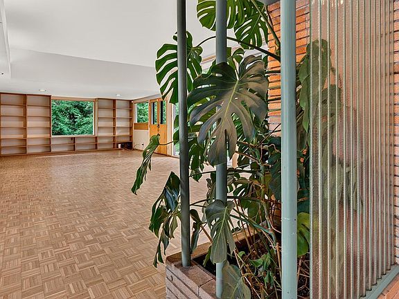 3rd image of 715 E Juniper LANE