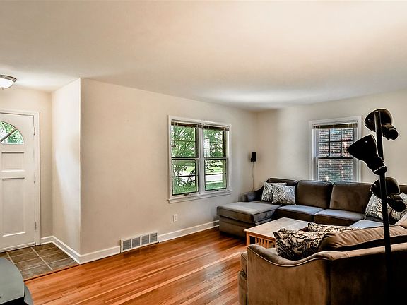 2nd image of 315 Oak Knolls Ave