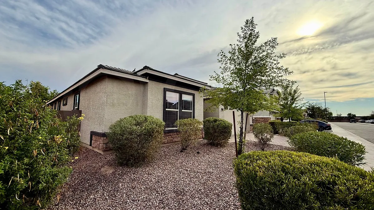 4 bed, 3.0 bath, 2520 sqft, $3,149 — Photo 3