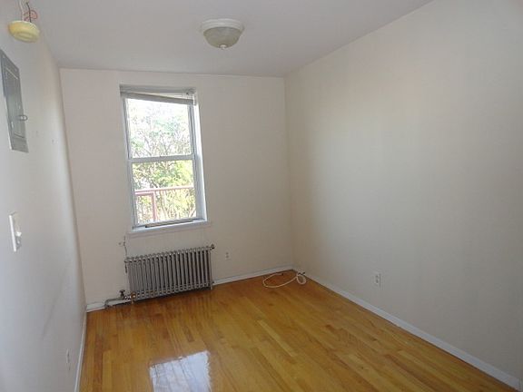 5th image of 2211 Crescent St