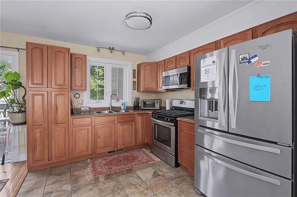 4 bed, 2.0 bath, 2086 sqft, $3,000 — Photo 4