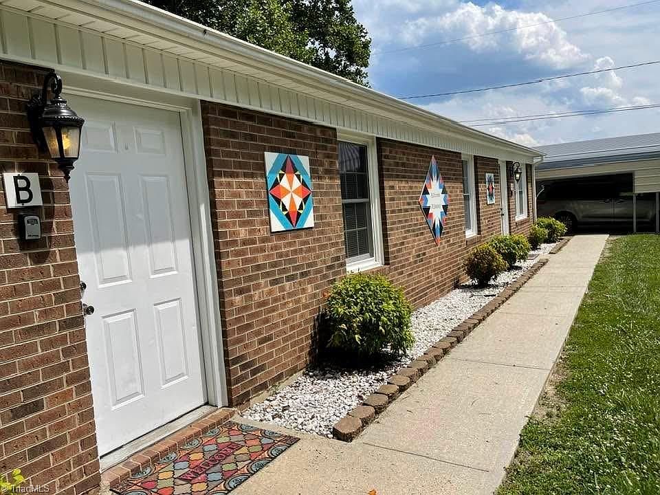 1st image of 744 Hillcrest Dr