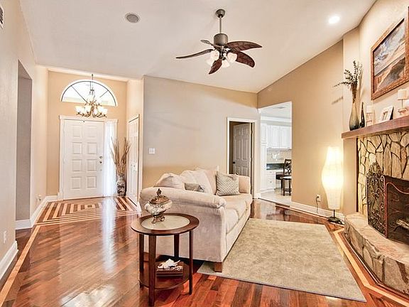 4th image of 704 Woodrow Dr