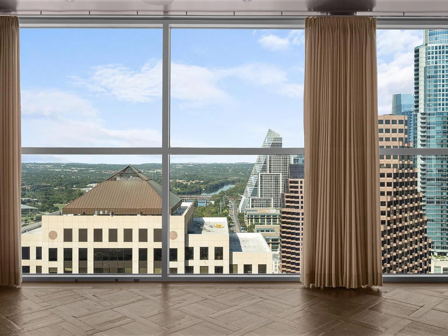 2 bed, 3.5 bath, 5433 sqft, $42,500 — Photo 4