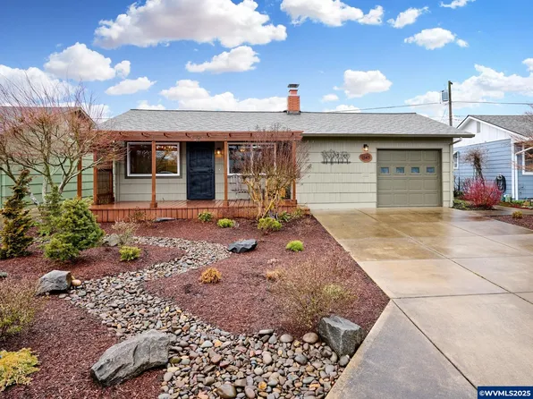 1543 Country Club Cir, Woodburn, OR 97071