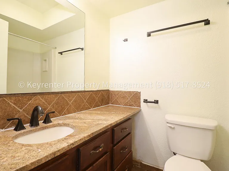 1359 E 60th St Duplex — Photo 10