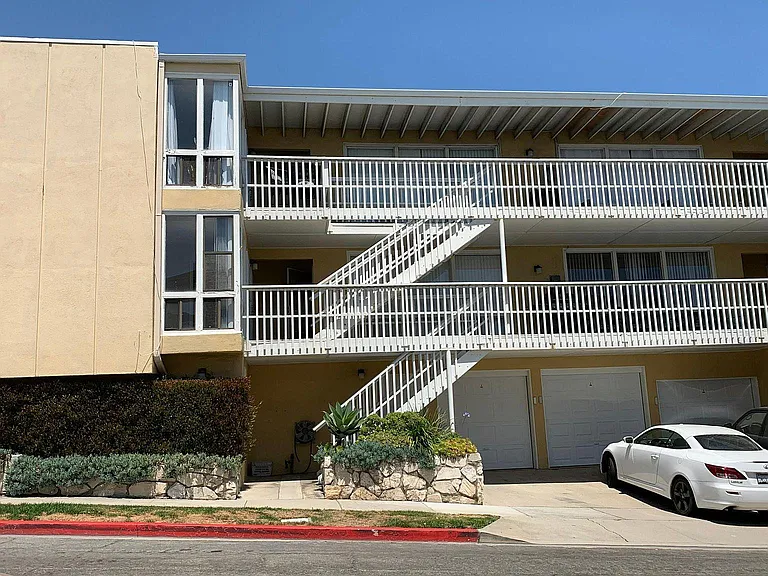 702 Manhattan Beach Blvd #J — Photo 3