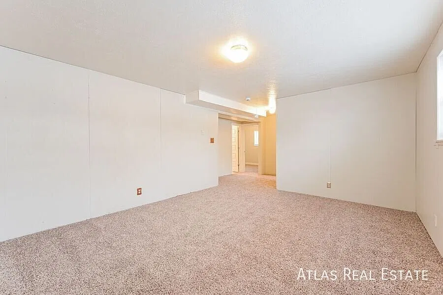 4-Bedroom Rental with Large Garage, Sun Deck, and Dog Run in Northglenn — Photo 2