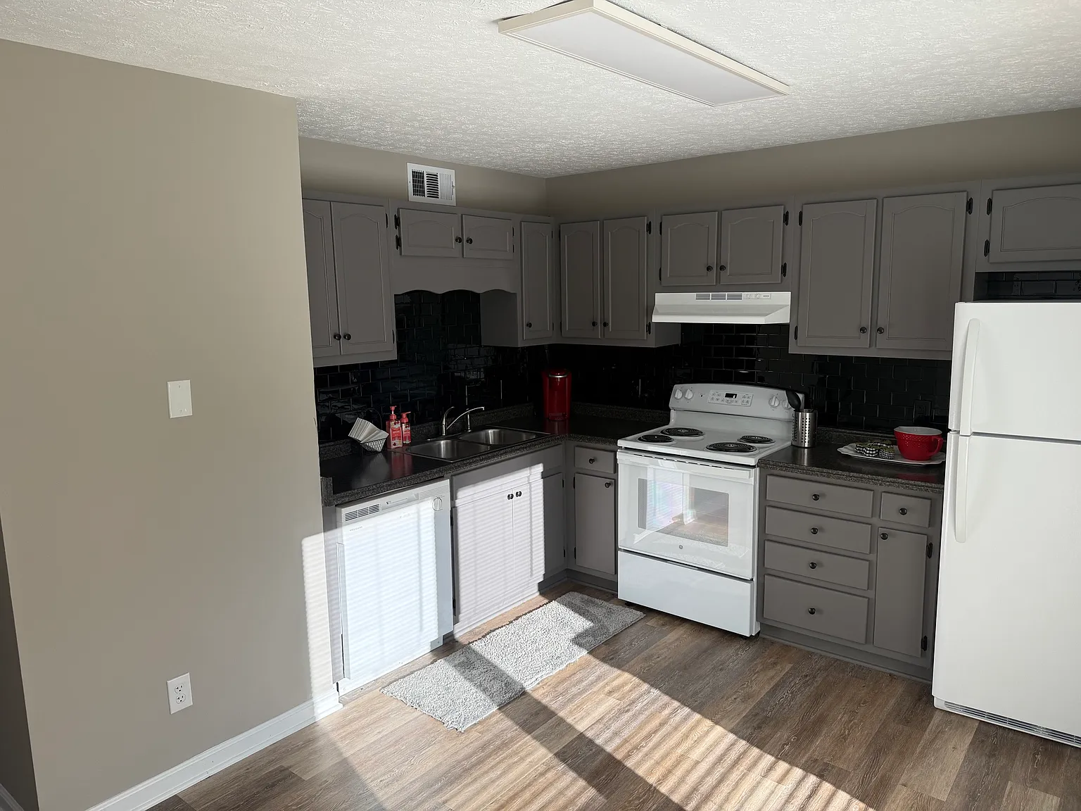 2 bed, 2.5 bath, 1073 sqft, $1,400 — Photo 3