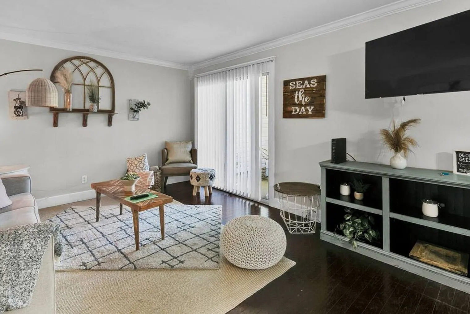2 bed, 1.0 bath, 7319 sqft, $1,717 — Photo 2