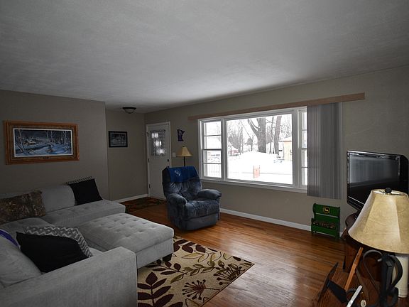2nd image of 309 3rd St SE
