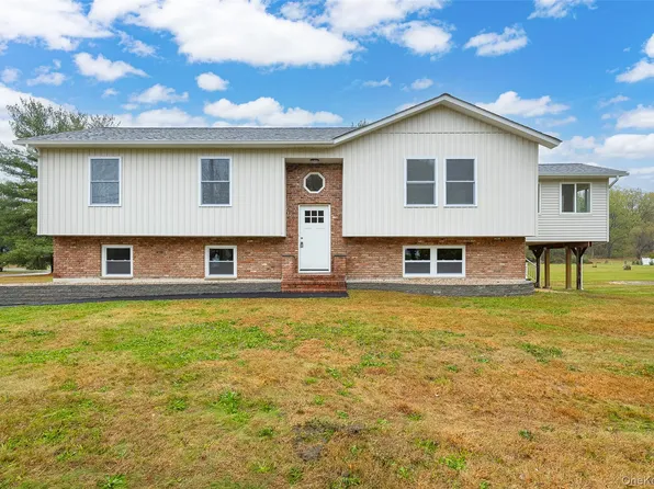 121 Brandy Ln, Wappingers Falls, NY 12590