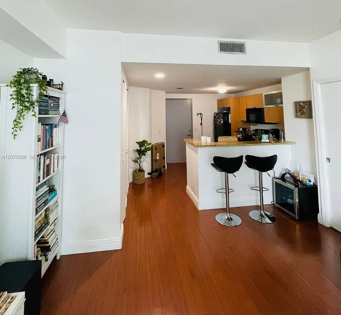 1 bed, 1.0 bath, $2,350 — Photo 4