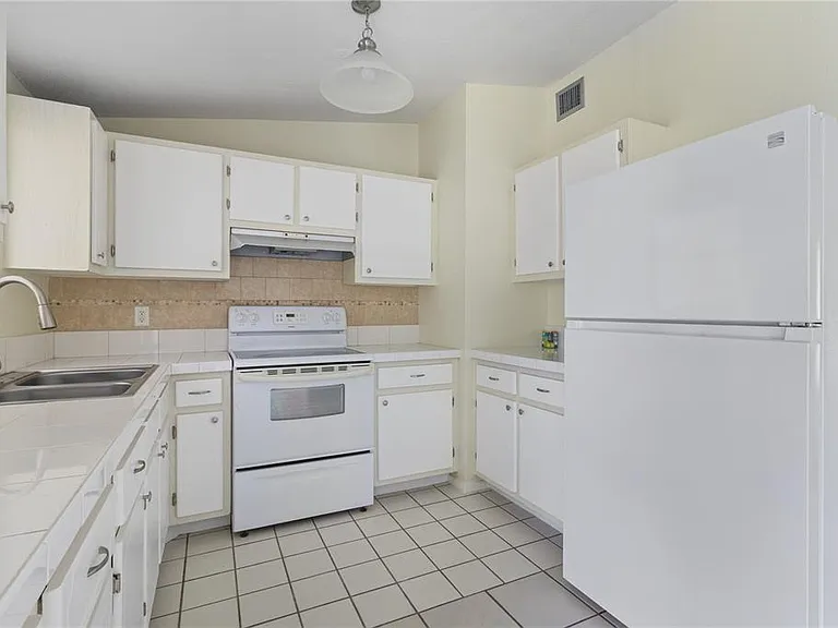 22312 Lasalle Rd — Photo 12