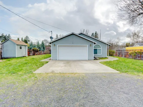 587 S Royal Ave, Eagle Point, OR 97524