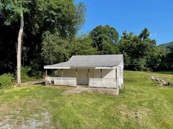 906 College St, Narrows, VA 24124
