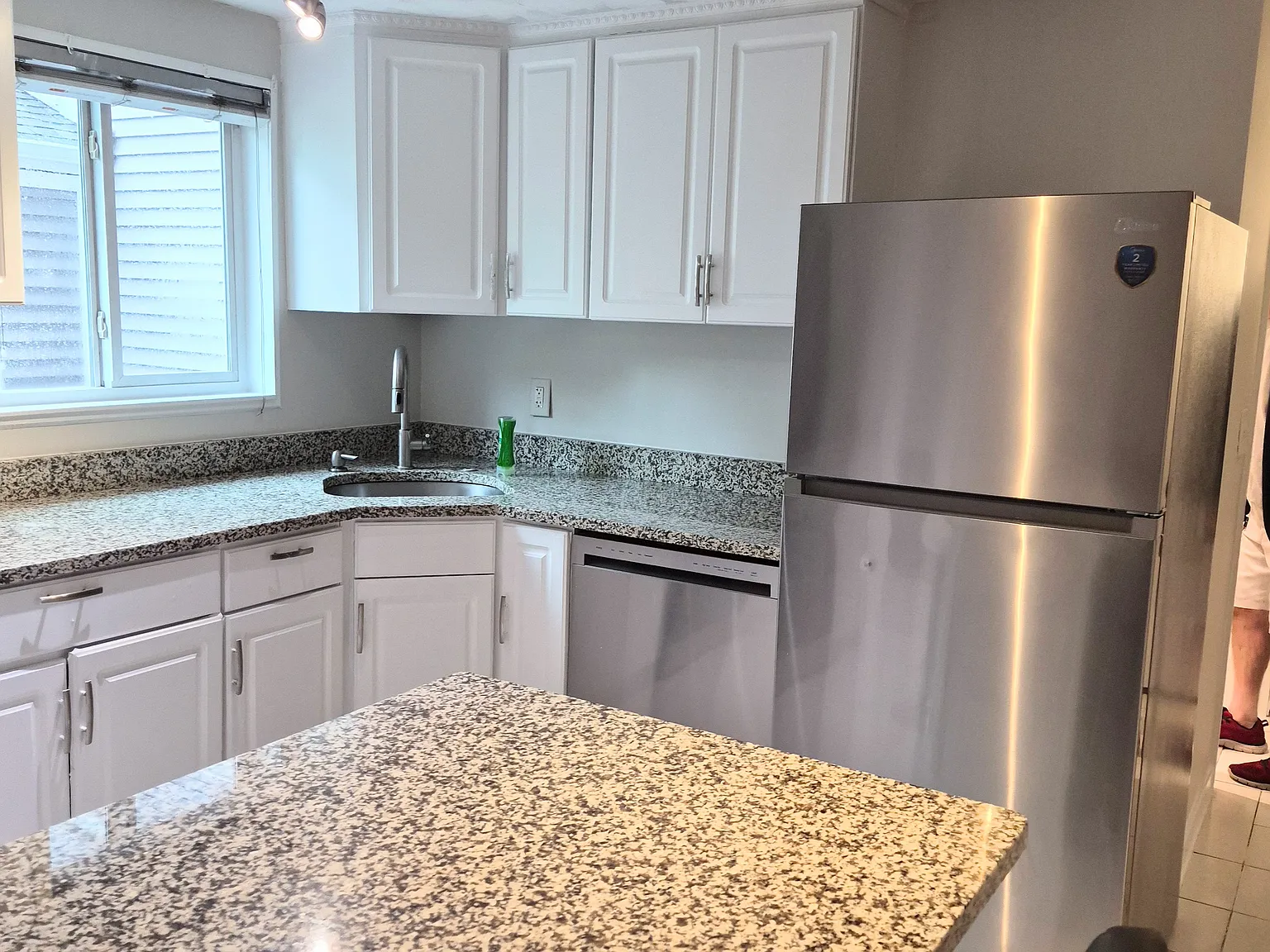 2 bed, 725 sqft, $2,200 — Photo 3