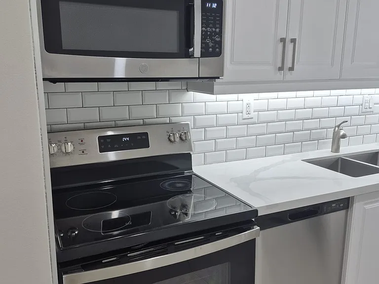 2515 Bathurst St — Photo 10