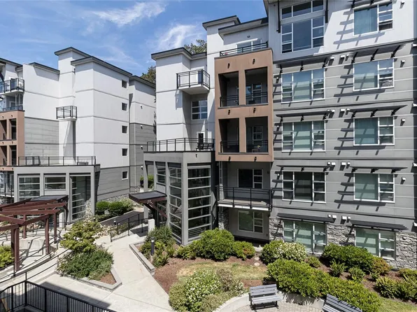 1020 Inverness Rd #302, Saanich, BC V8X 0B1