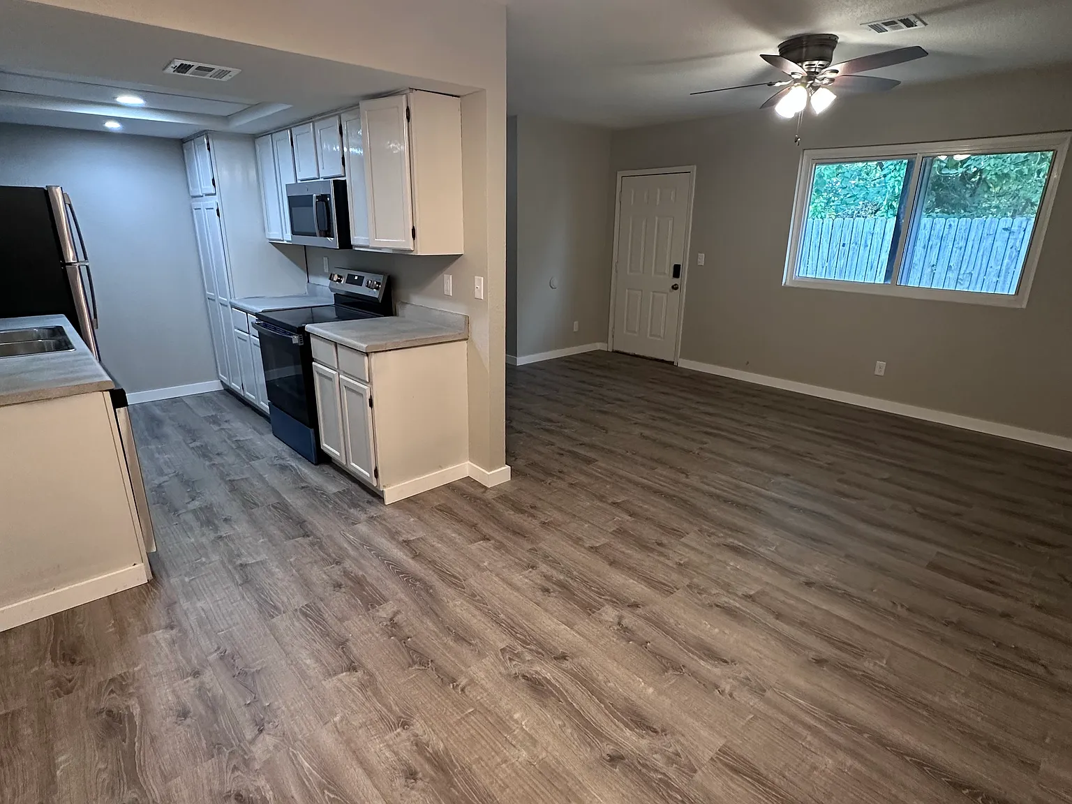 3 bed, 1100 sqft, $1,295 — Photo 4