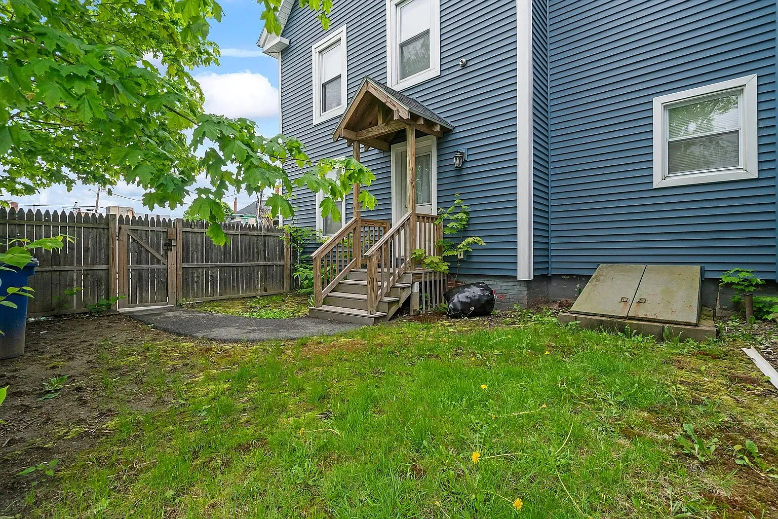 2 bed, 1.0 bath, 1400 sqft, $2,400 — Photo 1