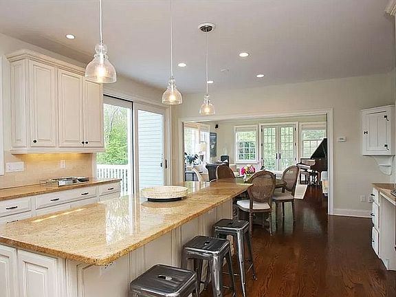 Kitchen Opens to deck, GR