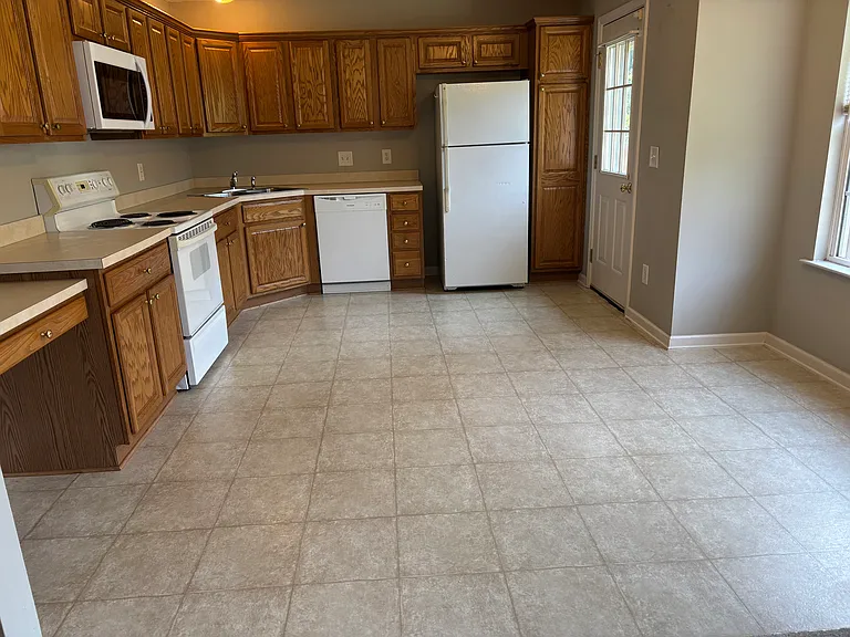 Beautiful eat-in kitchen
