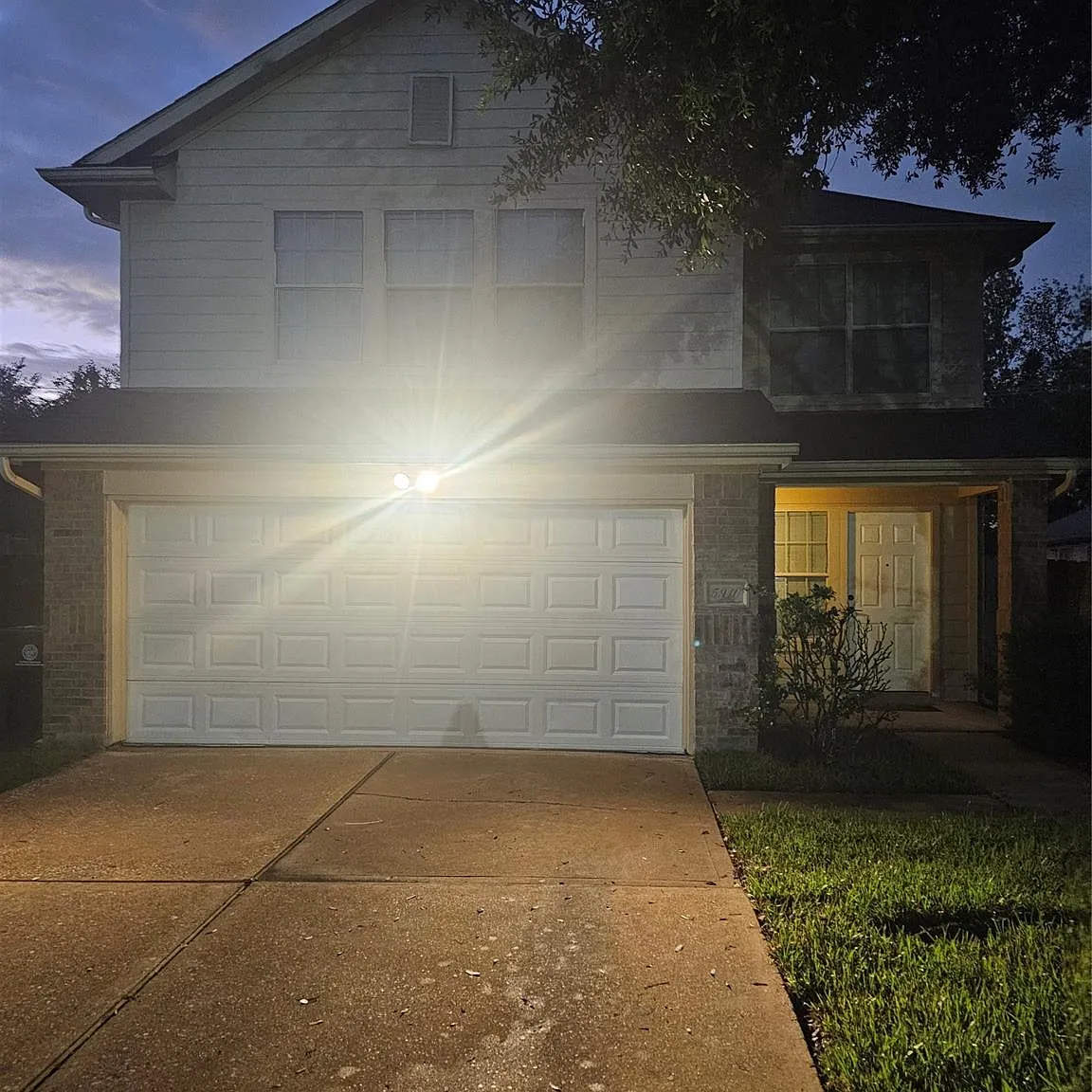 4 bed, 2.5 bath, 2220 sqft, $2,100 — Photo 2