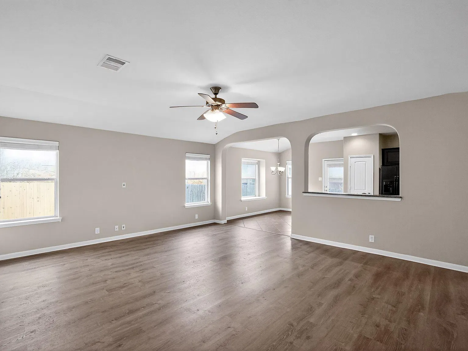 3 bed, 2.0 bath, 1600 sqft, $2,095 — Photo 2