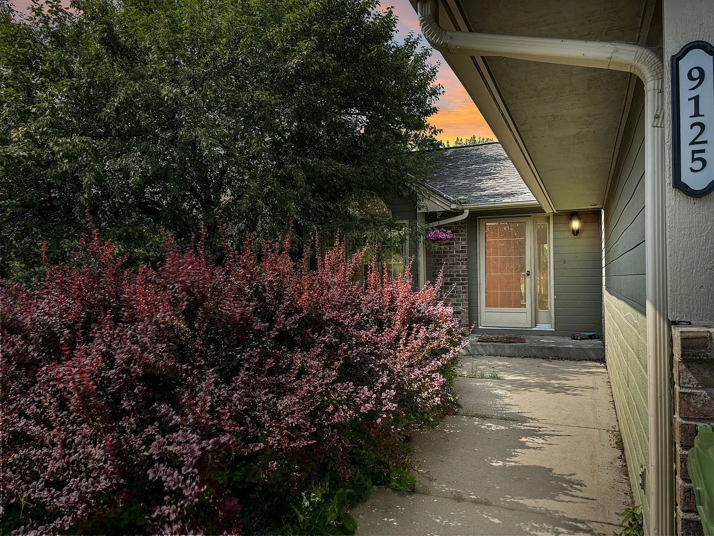 4 bed, 2.0 bath, 1920 sqft, $2,745 — Photo 3