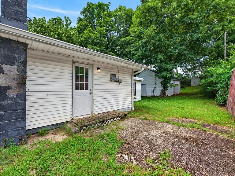 141 W Rossview Rd — Photo 22