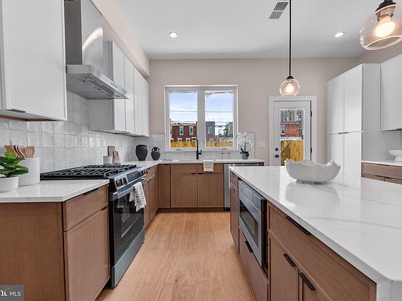 3rd image of 905 Emily St