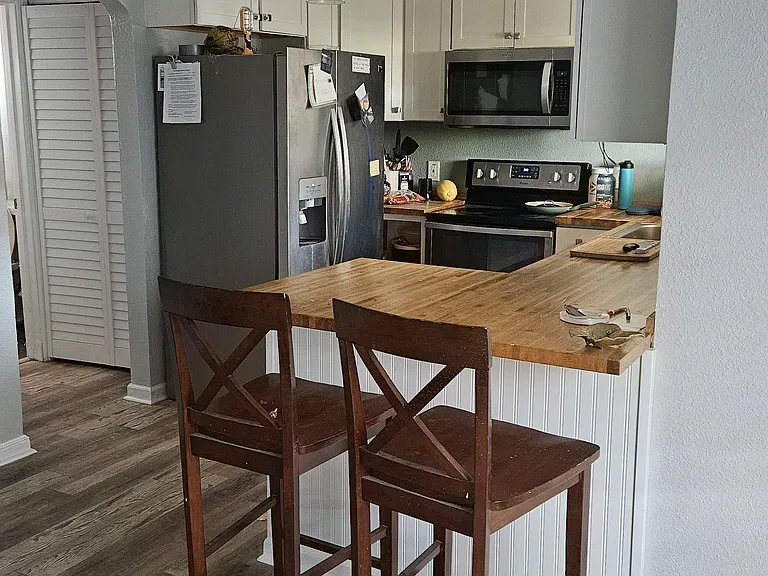 Apt B bar top/ kitchen