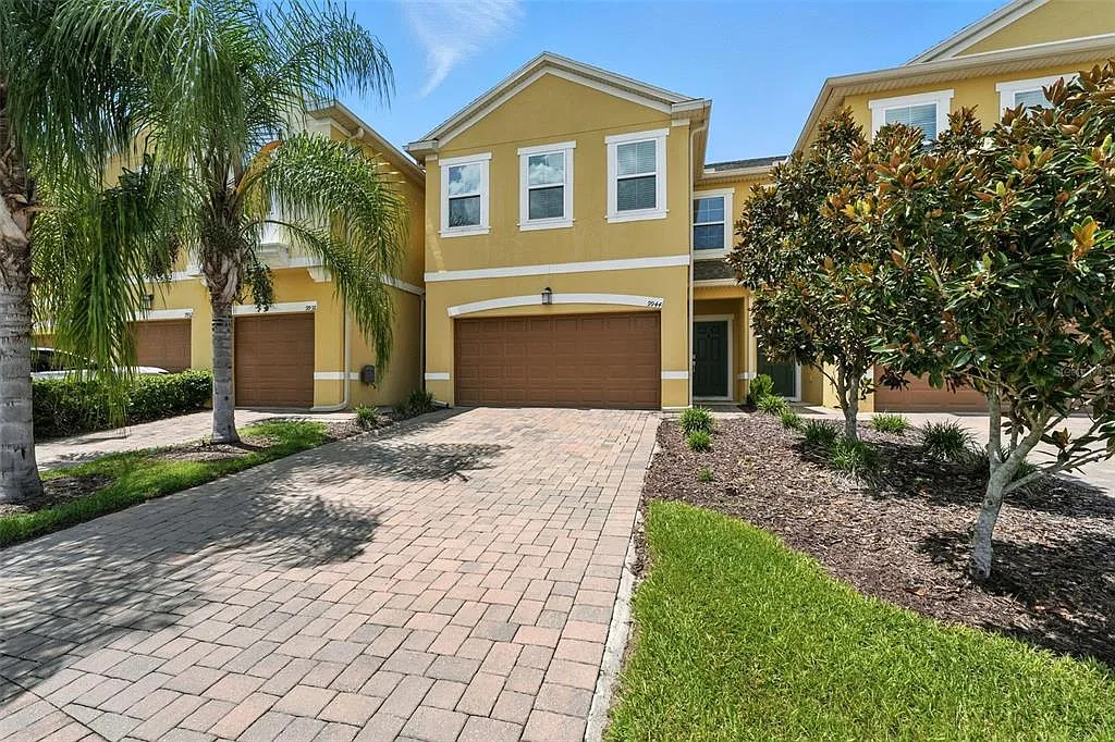 3 bed, 2.5 bath, 1741 sqft, $2,495 — Photo 2