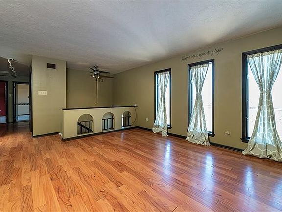 5th image of 303 W Tacoma Ave