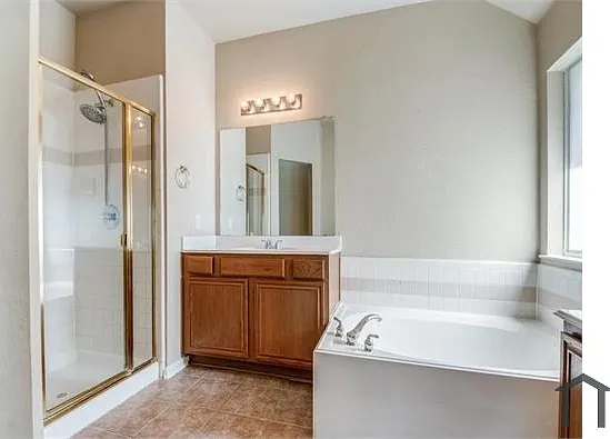 6 bed, 2375 sqft, $5,219 — Photo 3