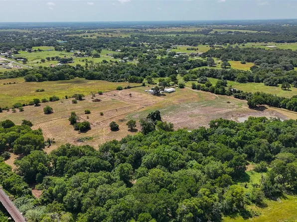 1601 Babylon Ln, Schulenburg, TX 78956