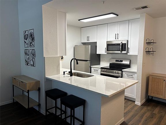 3rd image of 8809 Manor Loop APT 202