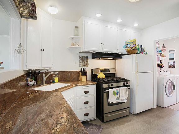 Kitchen includes Stove, Refrigerator, garbage disposal & microwave in Laundryroom