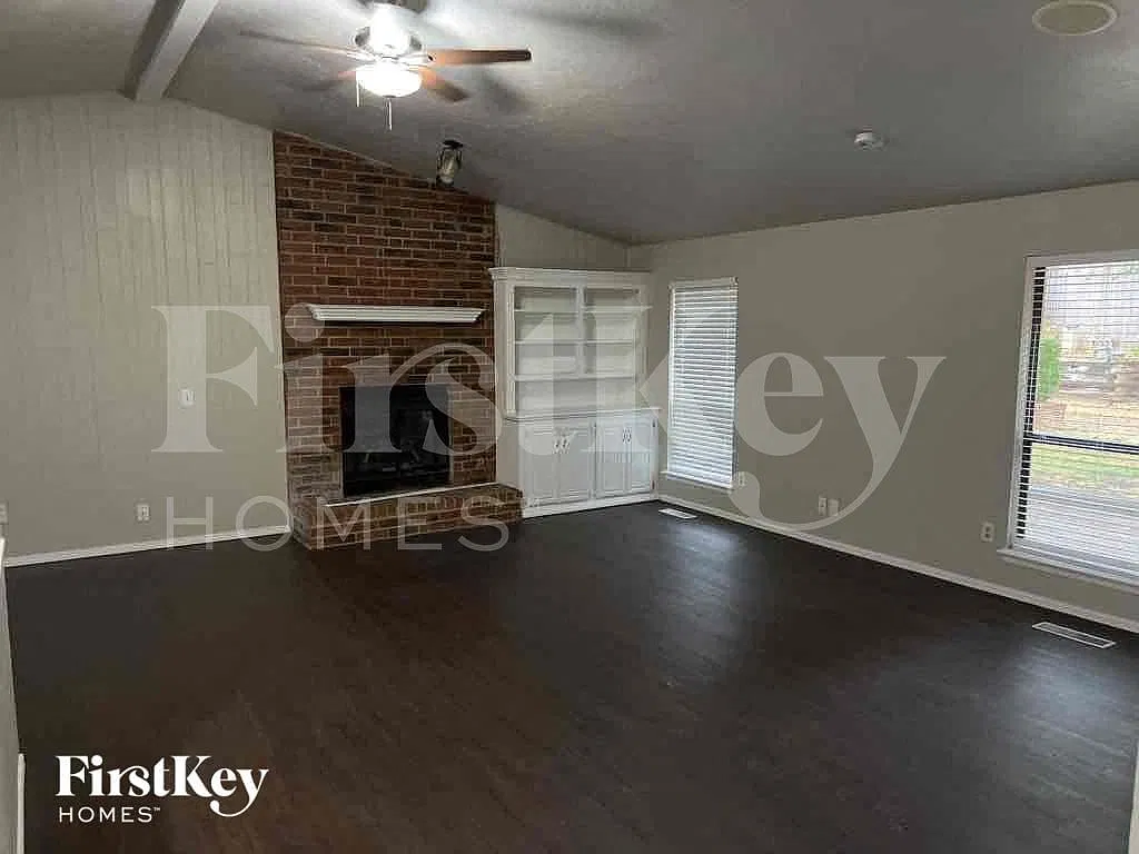 3 bed, 2.0 bath, 1698 sqft, $1,865 — Photo 2