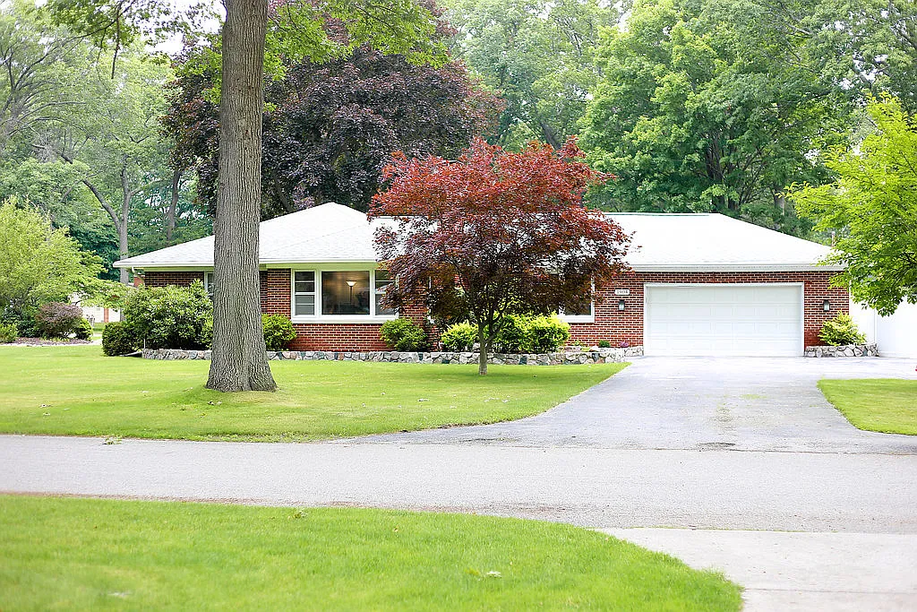 1904 Crestwood Ln photo 1